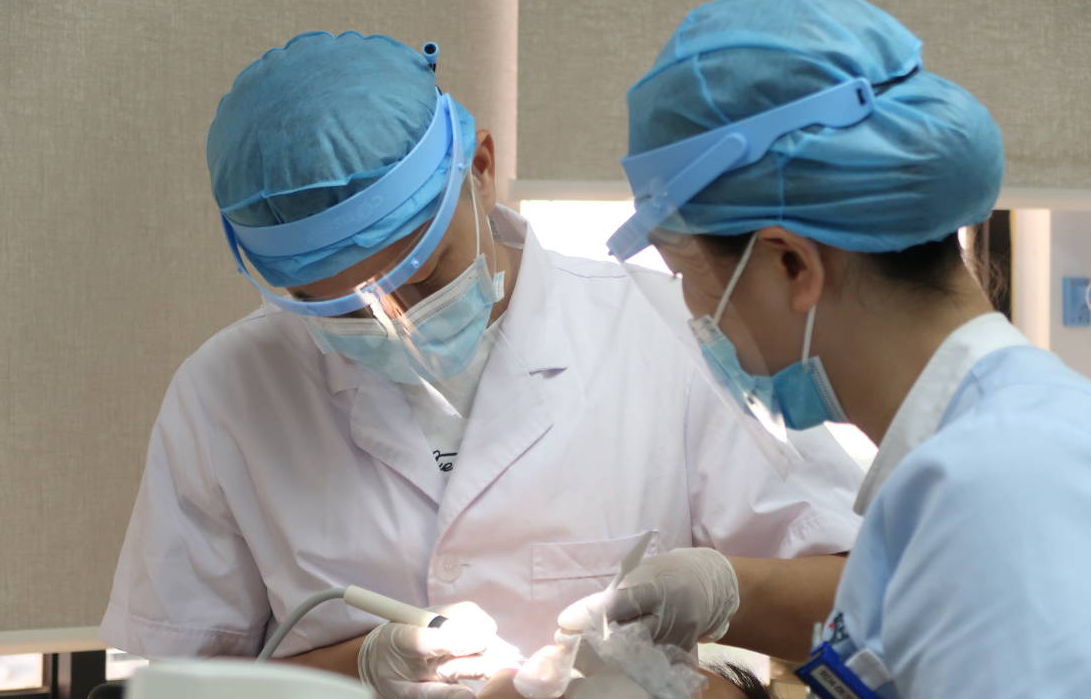 Dr.Tsui Gim Fung, Vickong: A local dentist in Guangdong, who has worked at the Eighth Affiliated Hospital of Sun Yat-sen University for many years